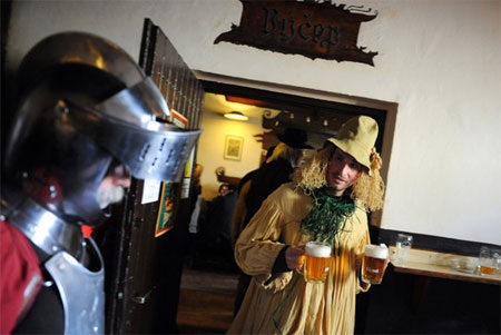 Bia là thứ luôn chảy tràn trề trong các nhà hàng ở Czech - Ảnh: Petr David Josek/Associated Press.