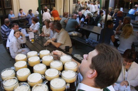 Bia là thứ luôn chảy tràn trề trong các nhà hàng ở Czech - Ảnh: Petr David Josek/Associated Press.