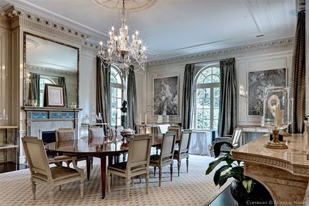 Phòng ăn có tới hai lò sưởi để giữ ấm cho những buổi tối lạnh giá.