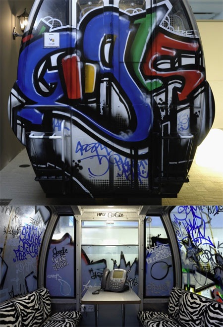 Một phòng họp với những hình vẽ Graffiti.