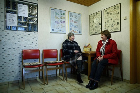 Hai khách hàng đang ngồi ở phòng đợi chờ tới lượt giao dịch.