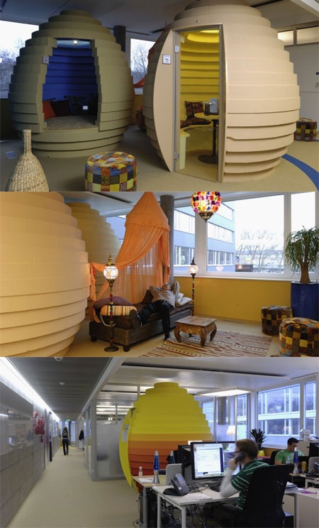 Tất nhiên, không gian làm việc là thứ không thể thiếu trong một văn phòng.