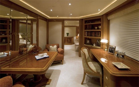 Còn đây là phòng làm việc dành cho chủ nhân của du thuyền.