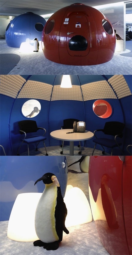 Còn đây là phòng họp mang chủ đề “Bắc Cực” với những chú chim cánh cụt giả đứng cạnh.