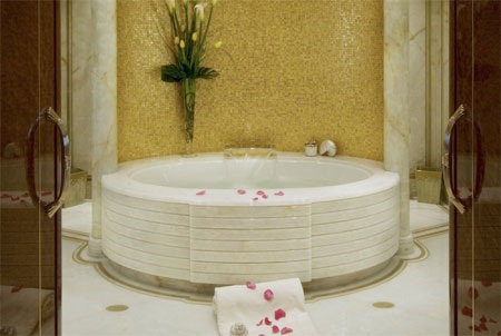 Bồn tắm lớn này có thể là nơi thư giãn cho hai người cùng lúc.