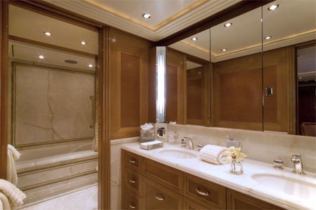 Phòng tắm này cũng có bồn rửa dành riêng cho quý ông và quý bà.