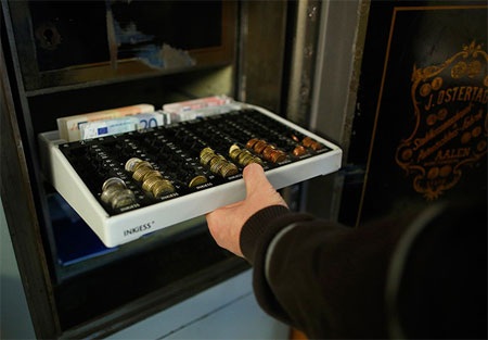 Ngân hàng chỉ có... một nhân viên