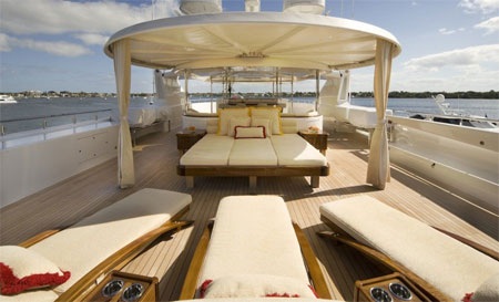 Boong tắm nắng với những chiếc giường phơi nắng trải dài.