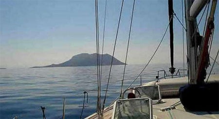 Đảo Patroklos nằm ở mũi phía Nam của bán đảo Attic.