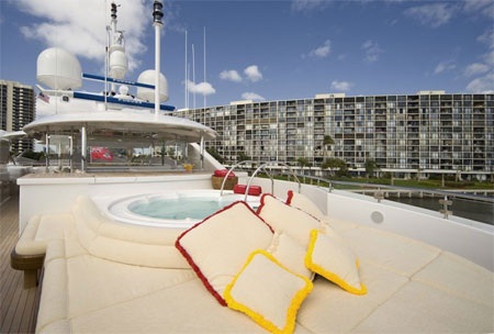 Ở đây còn có cả một bồn tắm nước nóng.