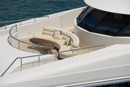 Nếu không, bạn có thể ra mũi tàu, ngắm cảnh và thư giãn.