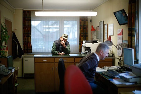 Ông Breiter đang phục vụ một khách hàng.