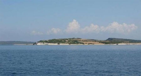 Đảo Tokmakia có diện tích gần 14 hecta, nằm ở ngoài khơi bờ biển Thổ Nhĩ Kỳ.