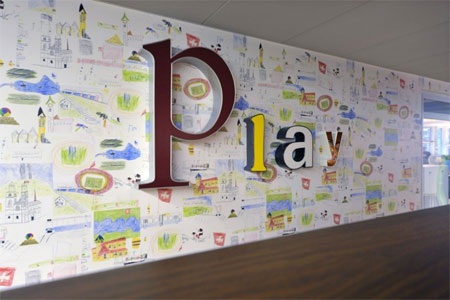 Một chữ “Play” (“chơi”) lớn trên tường. Văn phòng này có rất nhiều không gian để nhân viên chơi…