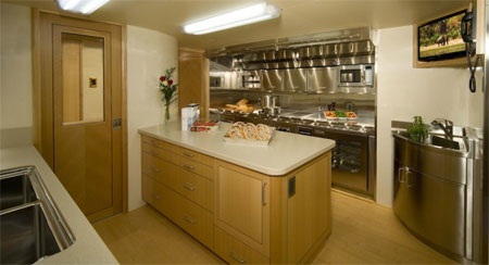 Gian bếp đầy đủ thiết bị như bếp của một căn nhà tiện nghi.