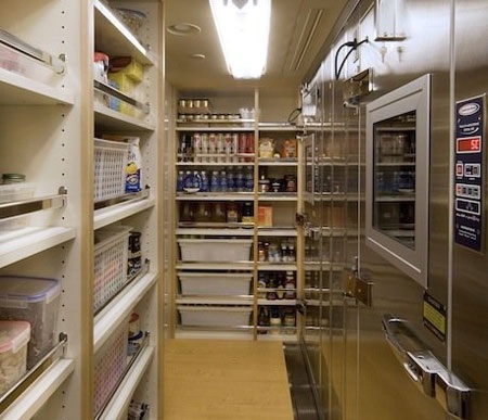 Trên du thuyền này dự trữ rất nhiều thực phẩm.