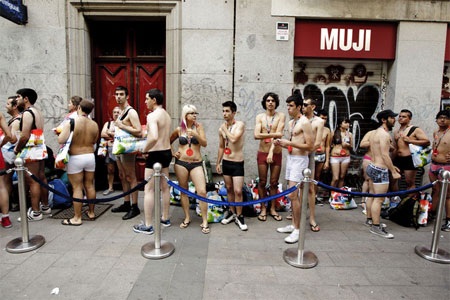 Khách hàng mặc nội y xếp hàng chờ được tặng quần áo tại một sự kiện của Desigual - Ảnh: Bloomberg.
