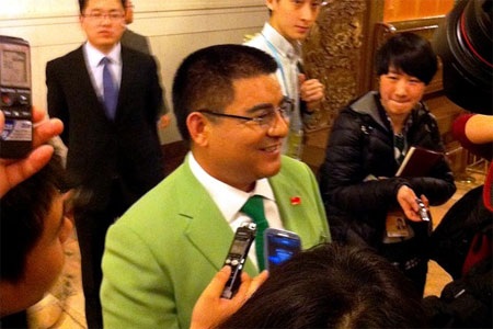 Tỷ phú Trung Quốc bị “ném đá” vì kêu gọi mọi người… giảm ăn - 1 Tỷ phú Chen Guangbiao trong bộ vest màu xanh nõn chuối - Ảnh: