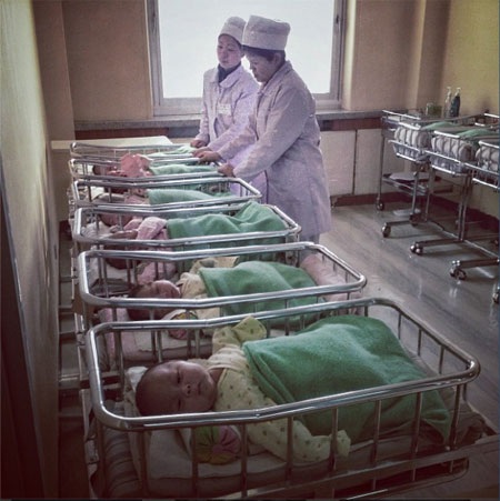 Hai nữ y tá đang chăm sóc các em bé sơ sinh tại Bệnh viện Phụ sản Bình Nhưỡng.