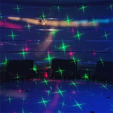 Đèn nhấp nháy bên trong một phòng karaoke không có khách ở Bình Nhưỡng.