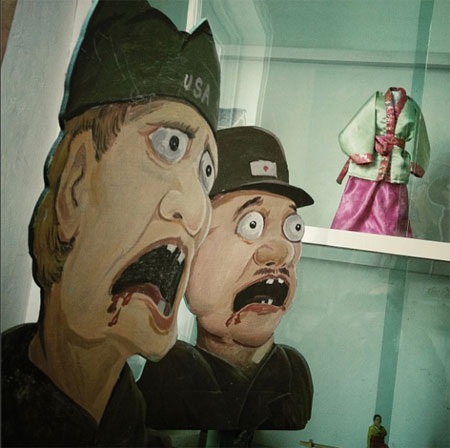 Tranh biếm họa về binh sỹ Mỹ và Nhật Bản bên trong một lớp học ở Bình Nhưỡng.