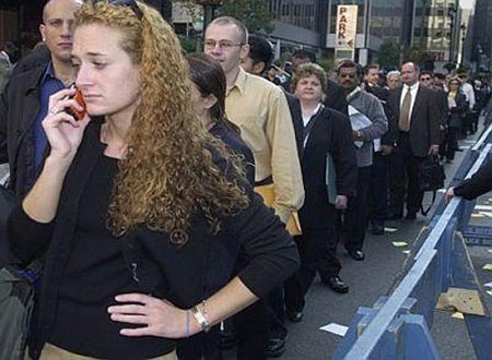 Người Mỹ xếp hàng xin trợ cấp thất nghiệp.