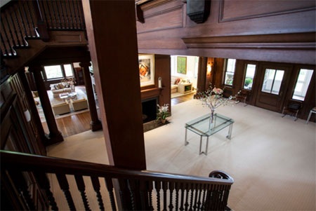 Căn nhà chính của biệt thự có lối vào lớn lát gỗ và cầu thang rộng rãi cũng bằng gỗ.