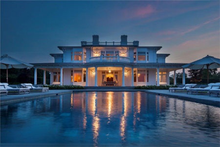 Đây là tòa biệt thự nhìn từ phía sau.