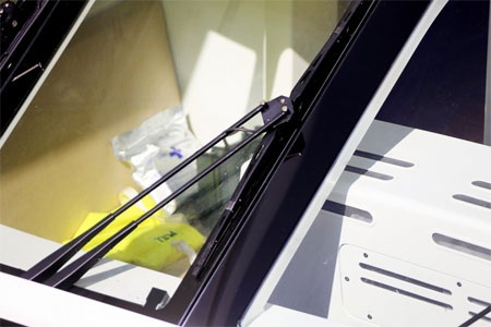 Có vẻ như du thuyền này dự trữ nhiều thuốc men và radio cầm tay.