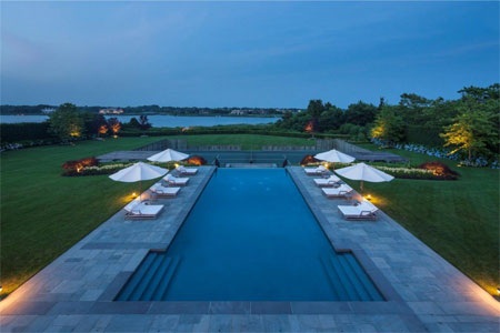 Bể bơi của biệt thự có hướng nhìn ra vịnh.