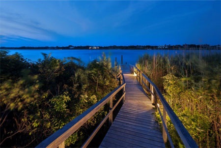 Một chiếc cầu riêng nối từ khu đất của biệt thự ra mặt nước vịnh.