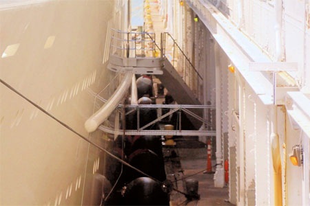 Cận cảnh lớp sơn màu trắng trên thân Eclipse.