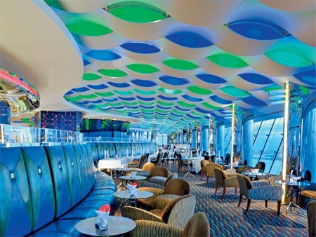 Sau bữa tối, hãy tới dùng đồ uống ở quầy bar Skyview sang trọng này.