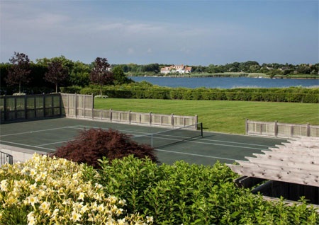 Sân tennis của biệt thự giữa không gian xanh.