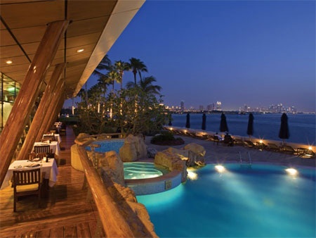 Hoặc ra ngồi bên ngoài quầy bar, ngắm nhìn bể bơi xanh mát phía dưới.