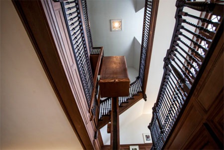 Trong biệt thự có một thang máy cổ.