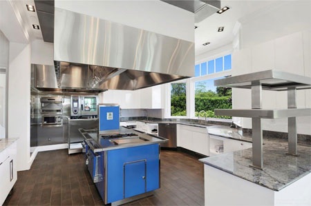 Nhà bếp trong biệt thự đặt ở tầng 2, do nhà thiết kế nổi tiếng thế giới Mark Stech-Novak thiết kế.