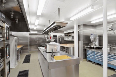 Nhà bếp trong biệt thự đặt ở tầng 2, do nhà thiết kế nổi tiếng thế giới Mark Stech-Novak thiết kế.