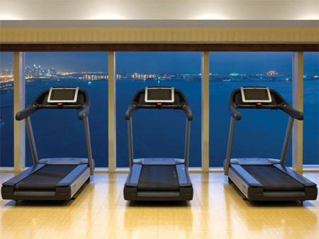 Bạn cũng có thể tới thư giãn bên bể bơi trong nhà nhìn ra Vịnh Persian.