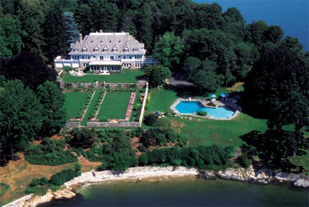 Tòa biệt thự nhìn từ trên cao.