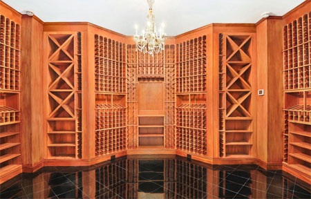 Hầm rượu vang lớn, đủ chỗ chứa hàng nghìn chai rượu.