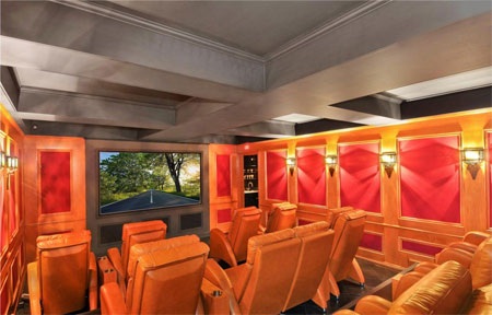 Phòng chiếu phim sang trọng với nhiều hàng ghế.