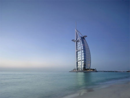 Khách sạn Burj Al Arab nằm trên một hòn đảo nhân tạo ở Dubai, nhìn ra Vịnh Persian.