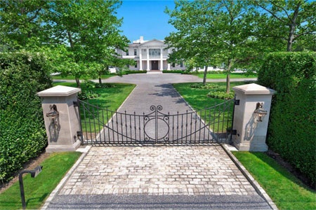 Lối đi rộng rãi và thoáng đạt dẫn vào tòa biệt thự.