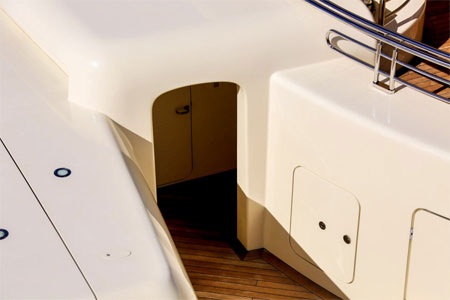 Đây là cửa để các vị khách đi ra khu vực phía trước của Eclipse.