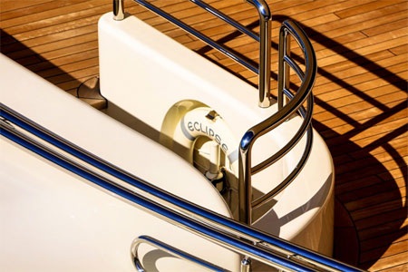 Nơi để phao cứu hộ trên du thuyền Eclipse.