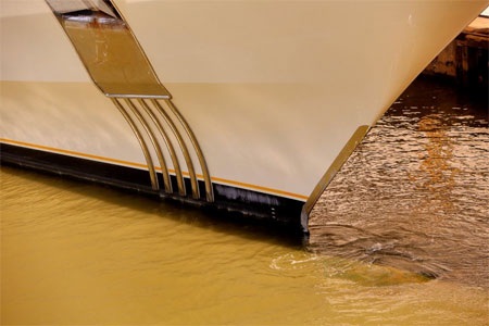 Nơi để phao cứu hộ trên du thuyền Eclipse.