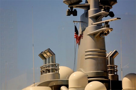 Nơi để phao cứu hộ trên du thuyền Eclipse.