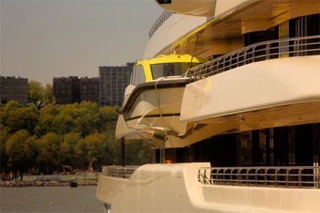 Mỗi giờ di chuyển, Eclipse ngốn khoảng 3.000 USD nhiên liệu.