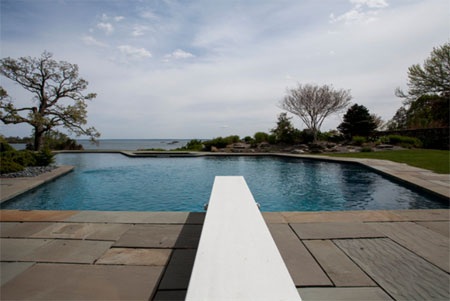 Bể bơi của tòa biệt thự nhìn ra biển.